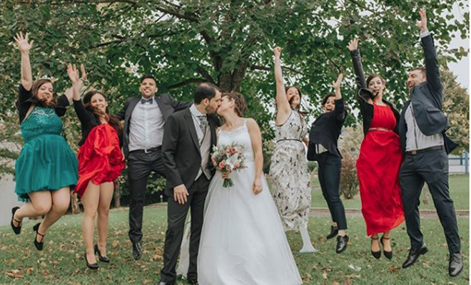 foto divertida de boda con invitados foto divertida de boda con invitados