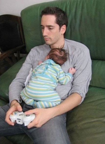 Padre y bebé con videojuegos Padre y bebé con videojuegos