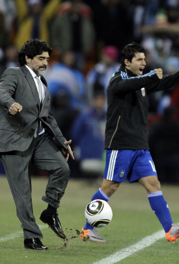 Maradona, padre coraje, pone verde al Kun Agüero por 'cagón'