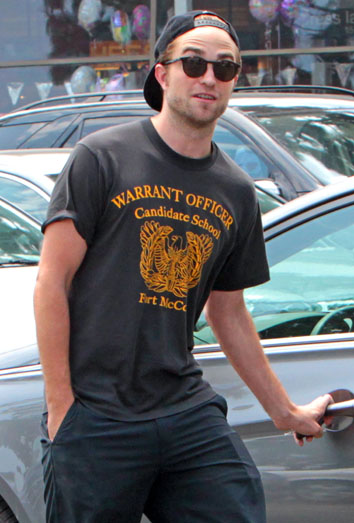 Robert Pattinson vuelve a sonreir