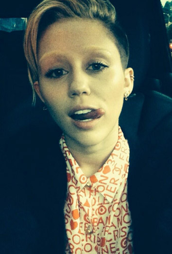 Miley Cyrus estrena un nuevo look sin cejas Miley Cyrus estrena un nuevo look sin cejas