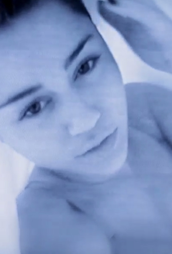 Miley Cyrus, masturbándose en su nuevo videoclip 'Adore You'. Miley Cyrus, masturbándose en su nuevo videoclip 'Adore You'.