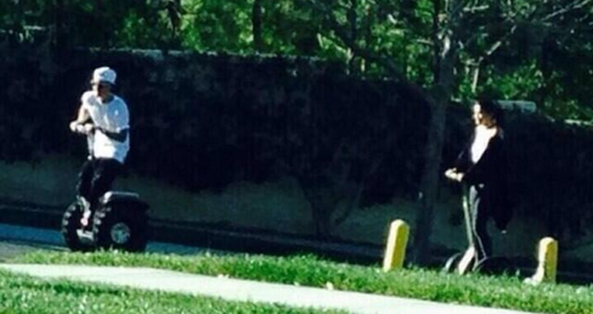 Justin Bieber y Selena Gomez, paseando por California. Justin Bieber y Selena Gomez, paseando por California.