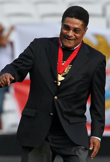 Muere Eusebio, una leyenda del fútbol.