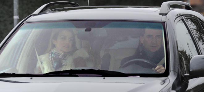 Letizia y el Príncipe de camino a casa de Jesús Ortiz.