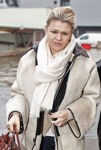 Corinna Betsch, mujer de Schumacher, está totalmente abatida.
