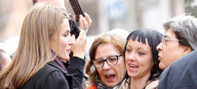 Letizia charla amistosamente con un grupo de mujeres. Letizia charla amistosamente con un grupo de mujeres.