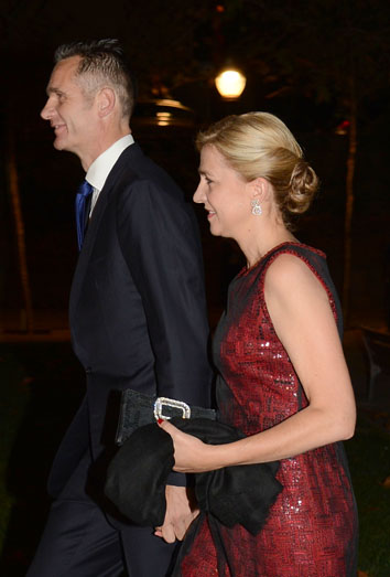 Iñaki Urdangarín y la Infanta Cristina se hacen invisibles en Suiza. Iñaki Urdangarín y la Infanta Cristina se hacen invisibles en Suiza.