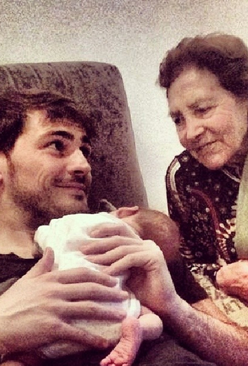 Iker Casillas junto a su abuela y Martín.