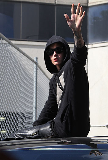 Justin Bieber, saludando a sus fans a la salida de la cárcel.