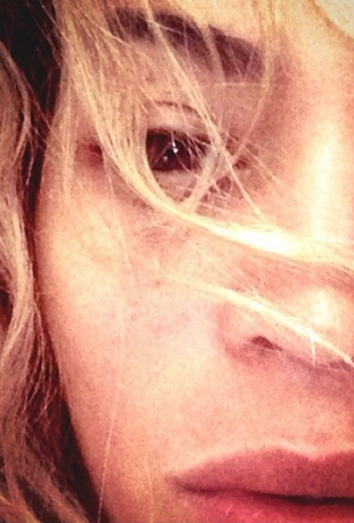 Beyoncé muestra su cara al natural, sin maquillaje.