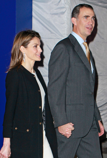 Letizia y Felipe pasean sonrientes cogidos de la mano. Letizia y Felipe pasean sonrientes cogidos de la mano.