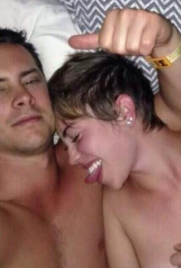 La foto de la supesta Miley Cyrus con un chico en la cama.