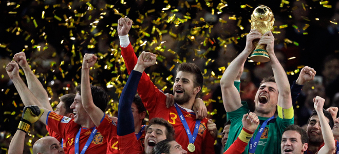 Iker Casillas levanta la Copa del Mundo en Sudáfrica en 2010.