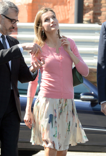 Letizia, con un aspecto muy juvenil en su última aparición pública. Letizia, con un aspecto muy juvenil en su última aparición pública.