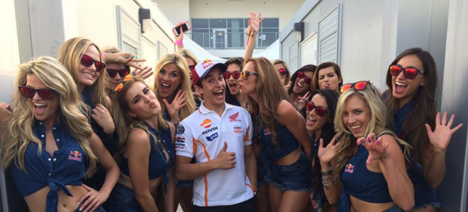 Marc Márquez, rodeado de mujeres tras el GP de Austin.