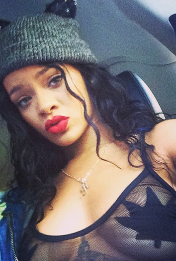 Rihanna homenajea a la marihuana. Rihanna homenajea a la marihuana.