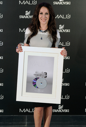 Malú posa con su Doble Disco de Platino. Malú posa con su Doble Disco de Platino.