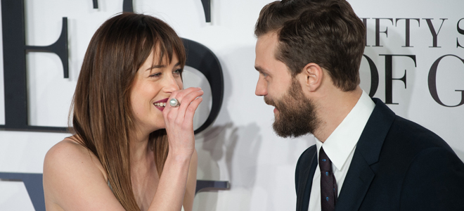 Dakota Johnson y Jamie Dornan se ríen en la promoción de 50 sombras de Grey