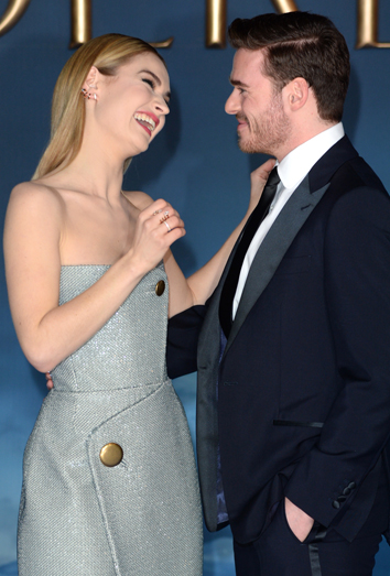 Lily James ríe en la promoción de Cenicienta