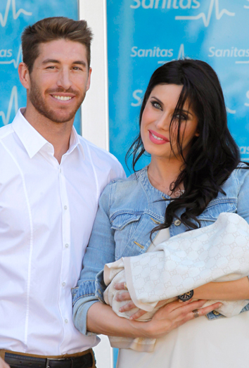 Pilar Rubio y Sergio Ramos presentando a su bebé.