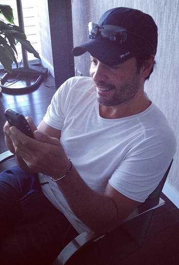 Chayanne contestando a los tuits de sus fans. Chayanne contestando a los tuits de sus fans.