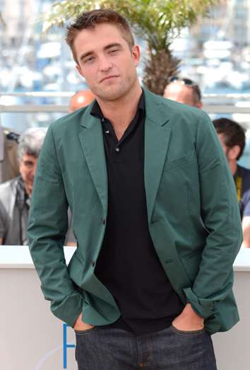 Robert Pattinson posando en el festival de Cannes 2014. Robert Pattinson posando en el festival de Cannes 2014.