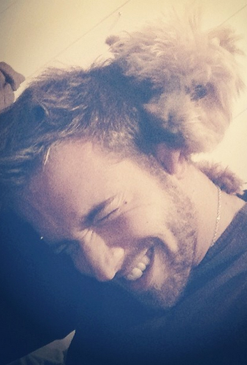 Pablo Alborán con uno de sus perros. Pablo Alborán con uno de sus perros.