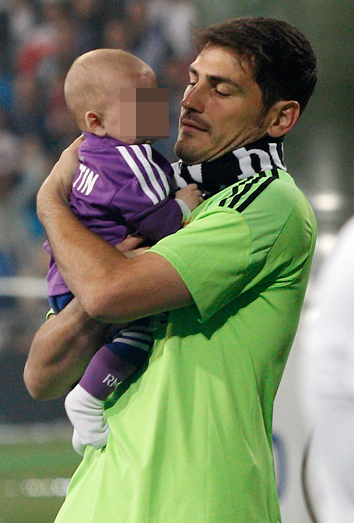 Iker Casillas y su hijo, en el Santiago Bernabéu.