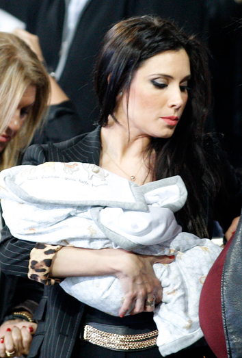 Pilar Rubio y Sergio Ramos Rubio, en el Santiago Bernabéu