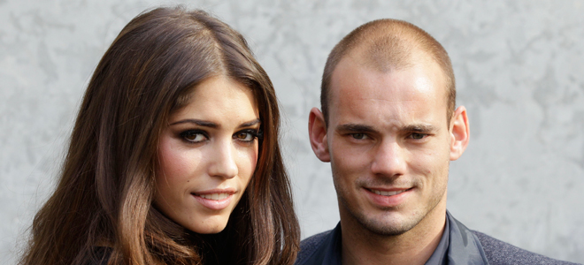 Wesley Sneijder y su mujer.