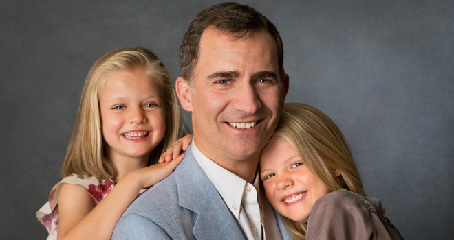 Felipe VI, junto a la Infanta Sofía y la princesa Leonor.