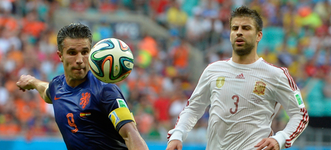 Piqué, superado por Van Persie. Piqué, superado por Van Persie.
