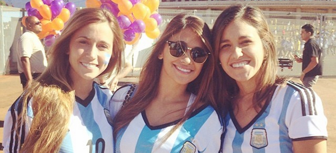 Antonella Roccuzzo, junto a dos amigas en el Mundial.