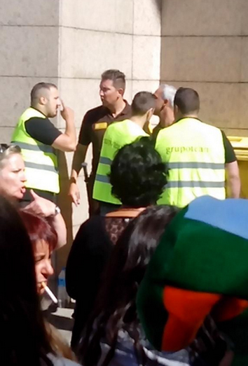 La seguridad privada presente en el Vicente Calderón. Foto: @zoraidaplr La seguridad privada presente en el Vicente Calderón. Foto: @zoraidaplr