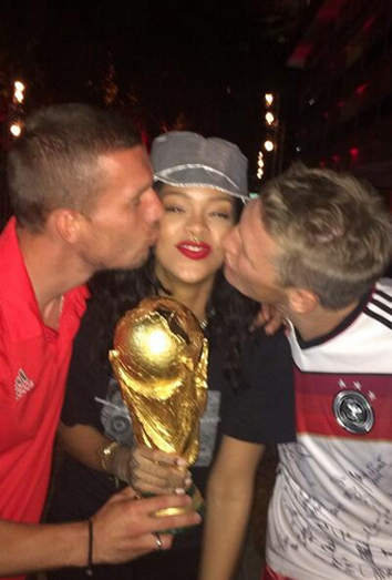Rihanna celebra con besos la copa del mundo ganada por Alemania.