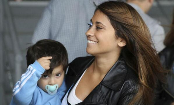 Antonella Roccuzzo y Thiago, novia e hijo de Leo Messi. Antonella Roccuzzo y Thiago, novia e hijo de Leo Messi.