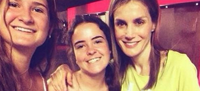 Letizia, junto a dos jóvenes en el cine.