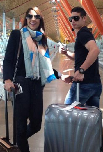 Daniela Ospina y James Rodríguez, en el aeropuerto de Madrid.