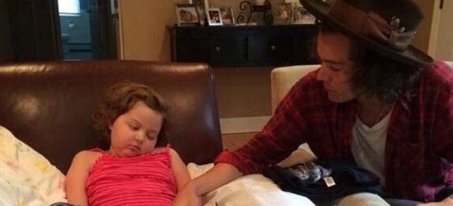 Harry Styles en casa de su fan enferma. Harry Styles en casa de su fan enferma.