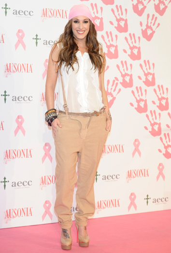 Malú, en la campaña contra el cáncer de mama. Malú, en la campaña contra el cáncer de mama.