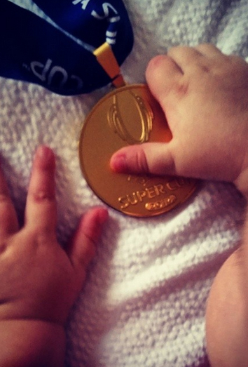 Martín Casillas jugando con la medalla de la Supercopa de Europa. Martín Casillas jugando con la medalla de la Supercopa de Europa.
