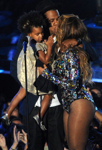 Beyoncé recibe un premio de manos de su familia.
