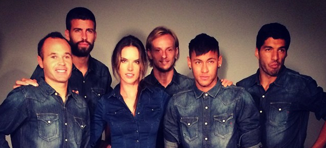 Alessandra Ambrosio y varios jugadores del Barça posan para Replay. Alessandra Ambrosio y varios jugadores del Barça posan para Replay.