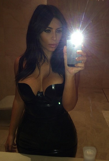 Kim Kardashian, una celebritie adicta al iPhone. Kim Kardashian, una celebritie adicta al iPhone.