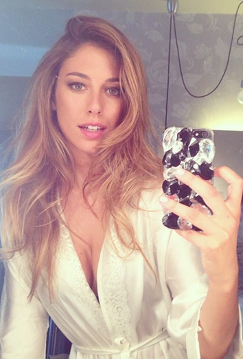 Blanca Suárez se fotografía con su iPhone. Blanca Suárez se fotografía con su iPhone.