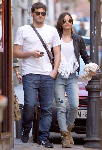 Iker Casillas y Sara Carbonero paseando por las calles de Madrid.