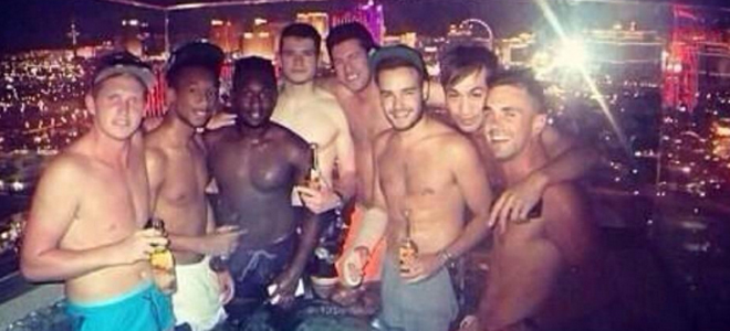 Liam Payne, con el brazo escayolado. Liam Payne, con el brazo escayolado.