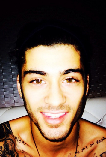 Zayn Malik posa con su nuevo look. Zayn Malik posa con su nuevo look.