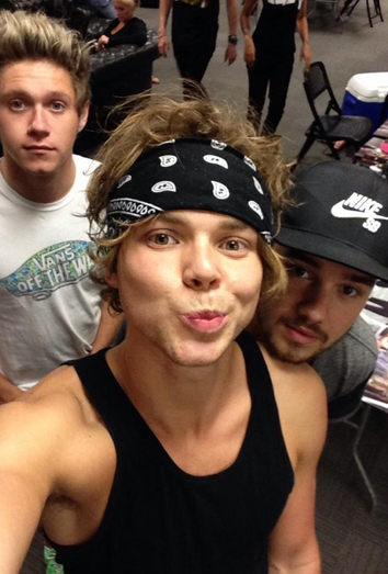 Niall Horan, Ashton Irwin y Liam Payne se despiden de WWAT. Niall Horan, Ashton Irwin y Liam Payne se despiden de WWAT.